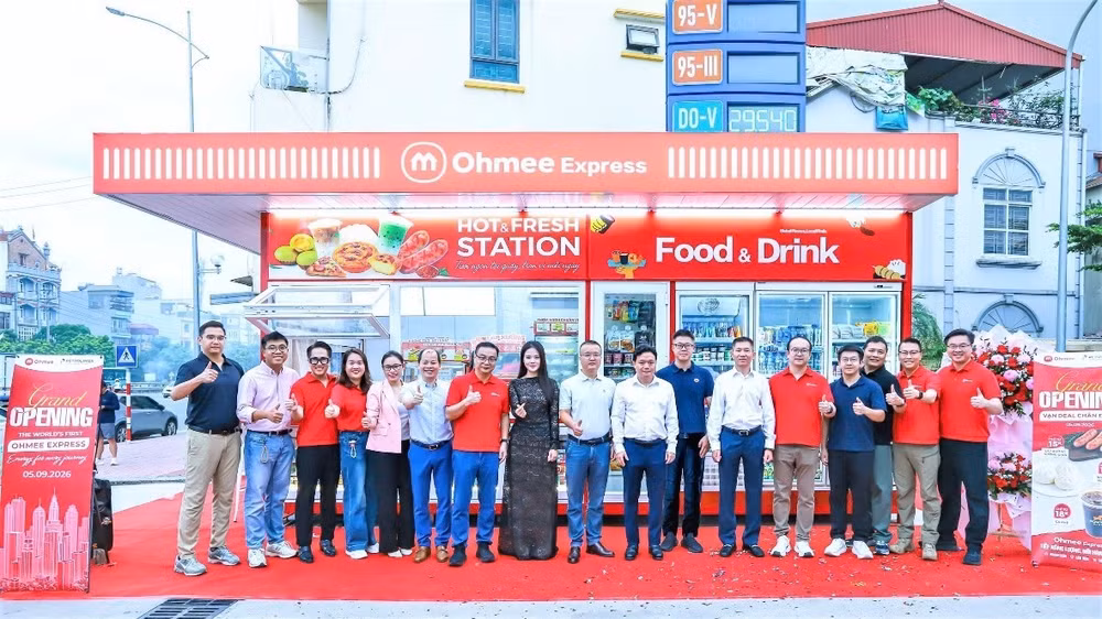 Các đại biểu tham gia sự kiện khai trương cửa hàng Ohmee Express tại Cửa hàng xăng dầu 74 Ngọc Hồi. (Nguồn ảnh: Petrolimex)