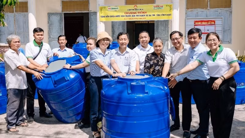 Bà con vùng ven biển xã Ba Tri, xã An Hiệp (Vĩnh Long) được FE CREDIT hỗ trợ bồn chứa nước sạch ứng phó mùa hạn mặn.