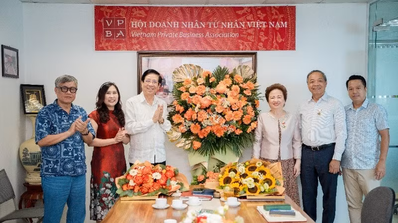 Đại diện Ban chấp hành Hội Doanh nhân Tư nhân Việt Nam tặng hoa chúc mừng bà Nguyễn Thị Nga.
