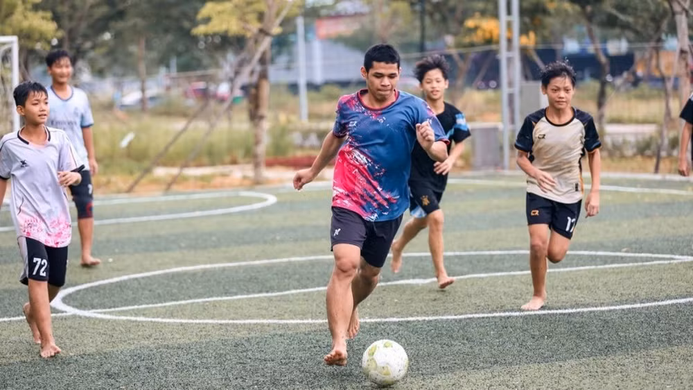Từ những em bé thu mình vì mặc cảm, các em ở trường Hy Vọng dần hòa nhập với bạn bè, được ghi nhận bởi những thế mạnh riêng và tìm thấy vị trí của mình trong tập thể.