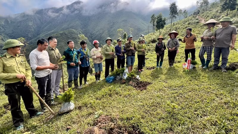 Cán bộ, nhân dân xã Chiềng Sinh ra quân trồng rừng thay thế tại bản Huổi Hốc.