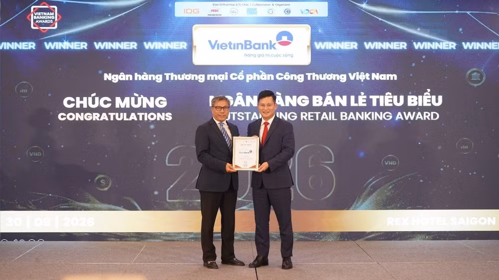Ông Trần Công Quỳnh Lân- Phó Tổng Giám đốc phụ trách Khối Bán lẻ VietinBank nhận giải thưởng Ngân hàng bán lẻ tiêu biểu 2026. (Ảnh: VIETINBANK)