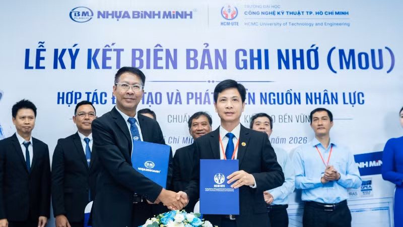 Lãnh đạo Công ty Cổ phần Nhựa Bình Minh và Trường Đại học Công nghệ Kỹ thuật Thành phố Hồ Chí Minh đã ký kết Biên bản ghi nhớ hợp tác nhằm triển khai các hoạt động đào tạo, thực hành, nghiên cứu ứng dụng và kết nối sinh viên với môi trường sản xuất thực tế. 
