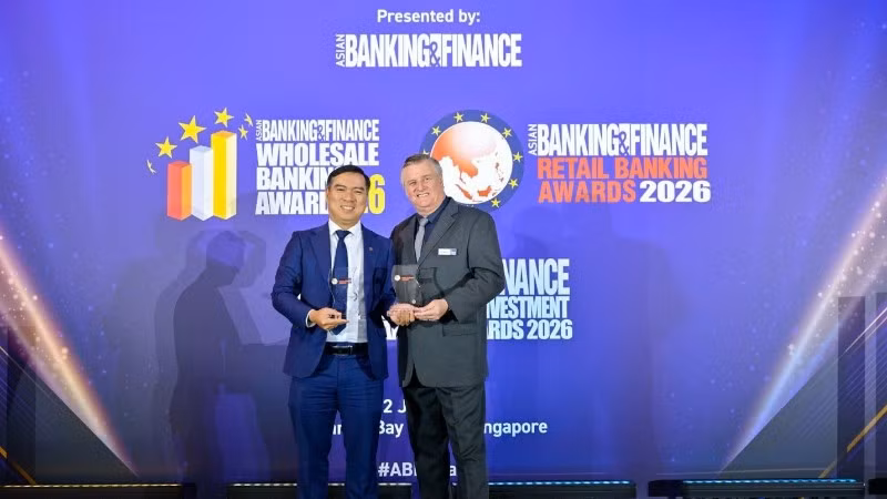 Ông Đàm Thế Thái, Phó Tổng Giám đốc HDBank - đại diện HDBank nhận giải “Ngân hàng Bán lẻ của năm” và giải “Ngân hàng SME của năm” vào ngày 2/7/2026, tại Singapore.