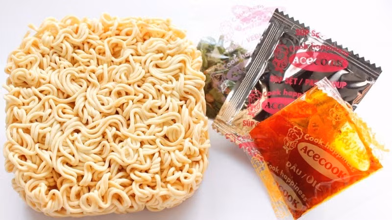 Một gói mì ăn liền hoàn chỉnh sẽ có các gói gia vị đi kèm.