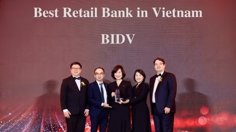 The Asian Banker trao giải thưởng Ngân hàng Bán lẻ tốt nhất Việt Nam 2026 cho đại diện BIDV.