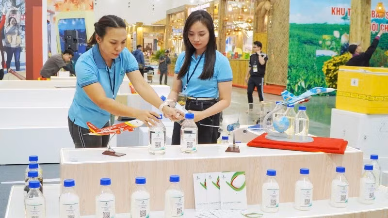 Gian hàng BSR tại khu trưng bày của tỉnh Quảng Ngãi với nhiều sản phẩm tiêu biểu được trưng bày, quảng bá tại Hội chợ Mùa Thu 2025.