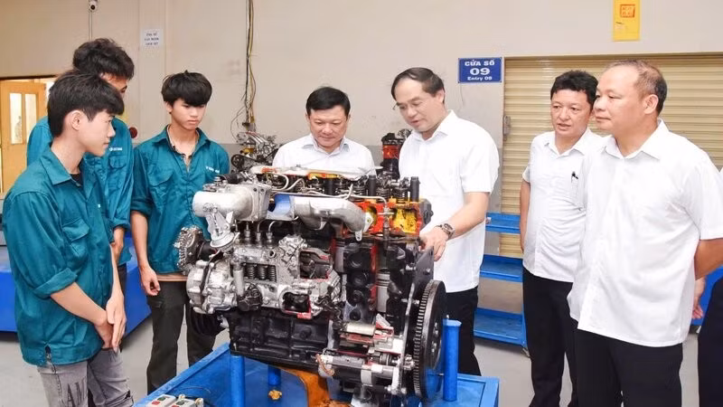 Lãnh đạo tỉnh Thái Nguyên khảo sát thực tế tại một cơ sở đào tạo thực hành của Đại học Thái Nguyên.