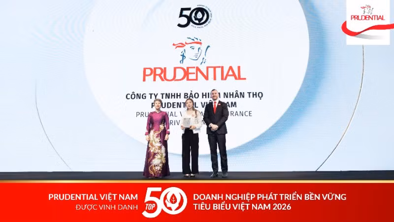 Bà Nguyễn Liên Phương, Phó Tổng Giám đốc Tuân thủ và Rủi ro Prudential Việt Nam (giữa) đại diện nhận kỷ niệm chương tại lễ trao giải Top 50 Doanh nghiệp Phát triển bền vững 2026.