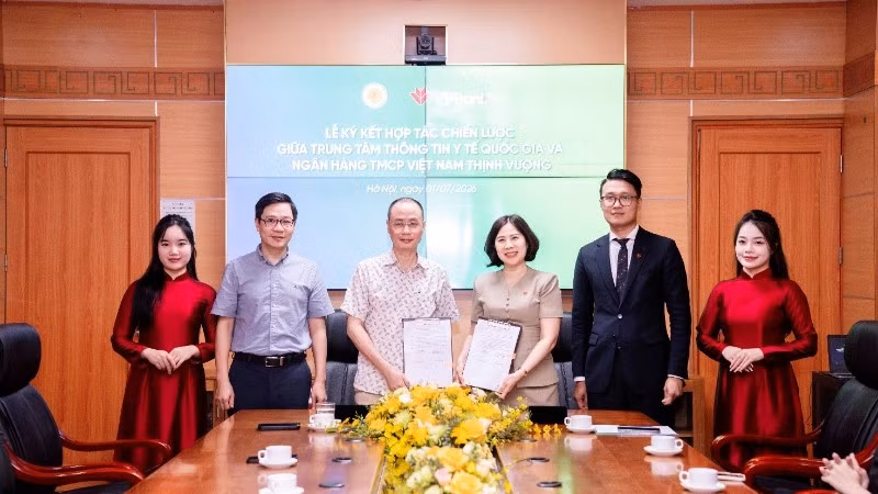 Đại diện VPBank và Trung tâm Thông tin Y tế Quốc gia ký kết Biên bản ghi nhớ hợp tác.