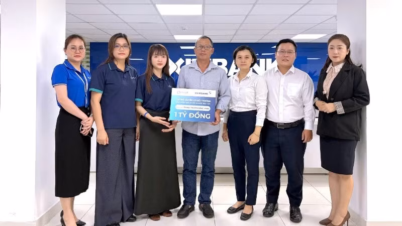 Đại diện OPES và Eximbank chi trả quyền lợi bảo hiểm cho gia đình khách hàng.