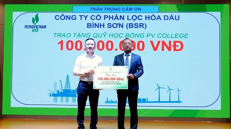 Phó Tổng Giám đốc Công ty cổ phần Lọc hóa dầu Bình Sơn Phạm Minh Nghĩa trao bảng 100 triệu đồng hỗ trợ học bổng cho Trường cao đẳng Dầu khí.