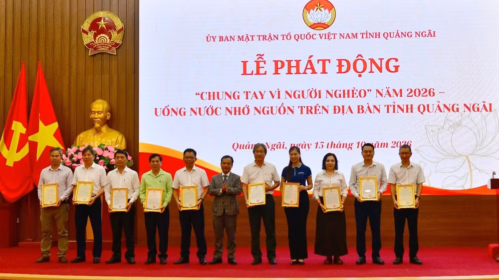 Lãnh đạo tỉnh Quảng Ngãi trao thư cảm ơn các tổ chức, cá nhân đã ủng hộ Quỹ “Vì người nghèo” tỉnh Quảng Ngãi. (Ảnh : Thanh Hiếu)