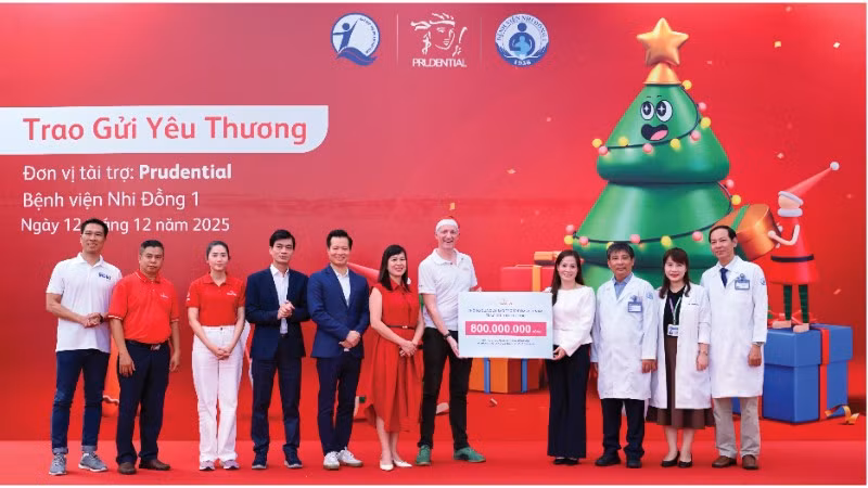 Prudential Việt Nam trao 2.600 phần quà với tổng trị giá 800 triệu đồng tặng bệnh nhi tại các bệnh viện tại Thành phố Hồ Chí Minh và Hà Nội
