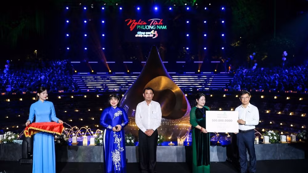 Đại diện Ban Lãnh đạo Ngân hàng TMCP Ngoại thương Việt Nam tham dự và trao quà tại sự kiện ( Ảnh : VCB )