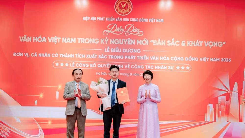 Lãnh đạo Hiệp hội trao quyết định bổ nhiệm cho ông Trần Tuấn Thành. 