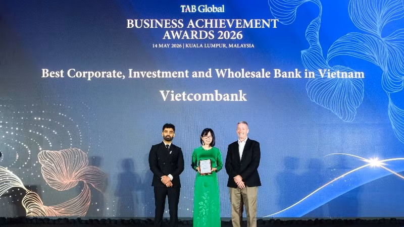 Bà Trần Phương Hiền, Phó Trưởng Phòng Giải pháp Kênh số Bán buôn đại diện Vietcombank nhận giải Ngân hàng doanh nghiệp, đầu tư và bán buôn tốt nhất Việt Nam 2026.