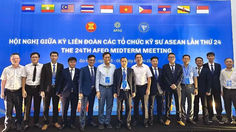 Ông Ngô Sơn Hải - Phó Tổng Giám đốc Tập đoàn Điện lực Việt Nam (thứ 7 từ trái sang) tham dự, chúc mừng các kỹ sư được vinh danh.