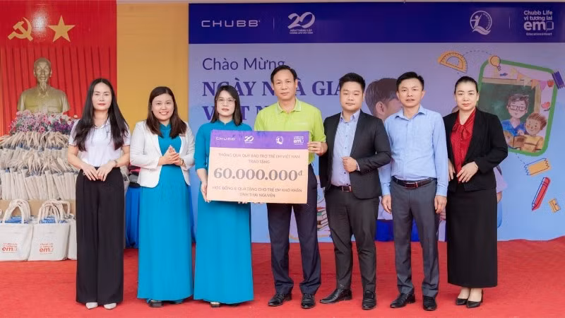 Đại diện Chubb Life Việt Nam trao biểu trưng học bổng và dụng cụ học tập cho Ban Giám hiệu Trường trung học cơ sở Tích Lương.