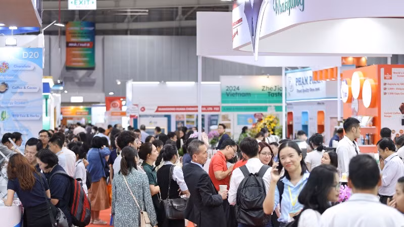 Khách tham quan khám phá xu hướng mới trong ngành nguyên liệu thực phẩm và đồ uống tại Fi Vietnam 2024.