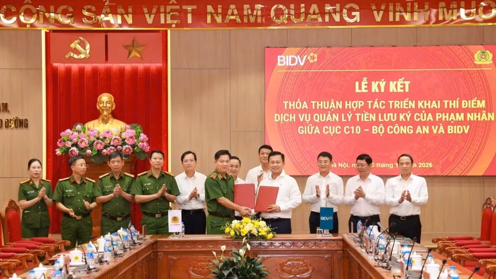 Thiếu tướng Nguyễn Thanh Trường, Cục trưởng Cục C10 và ông Hoàng Việt Hùng, Tổng Giám đốc BIDV ký kết Thỏa thuận hợp tác. (Nguồn: BIDV)