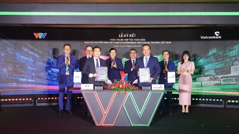 Ông Đỗ Thanh Hải - Phó Bí thư thường trực Đảng ủy, Phó Tổng Giám đốc thường trực VTV (bên trái) và ông Nguyễn Việt Cường - Phó Tổng Giám đốc Vietcombank (bên phải) đại diện hai đơn vị hoàn thành nghi thức ký kết hợp tác toàn diện trước sự chứng kiến của các đại biểu.