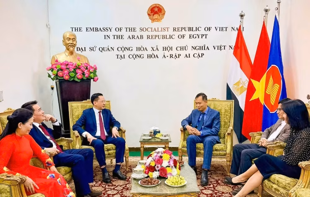 Đoàn Tập đoàn Hóa chất Việt Nam do Tổng Giám đốc Nguyễn Hữu Tú làm trưởng đoàn thăm và làm việc tại đại sứ quán Việt Nam tại Ai Cập.