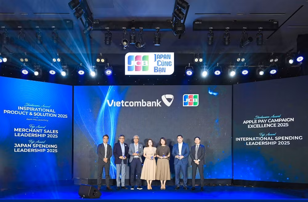 Đại diện Vietcombank nhận các giải thưởng từ JCB.