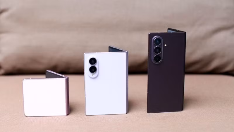 Bộ 3 smartphone gập mới của Samsung, từ trái sang phải: Galaxy Z Flip8, Galaxy Z Fold8 và Galaxy Z Fold8 Ultra.