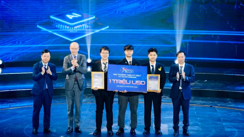 Đại diện Ban tổ chức trao tặng giải nhất cho đội Converged.