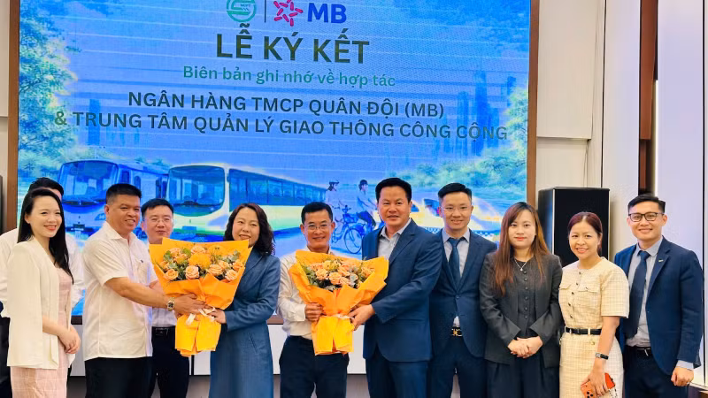 Lễ ký kết giữa đại diện MB và Trung tâm Quản lý Giao thông công cộng Thành phố Hồ Chí Minh.