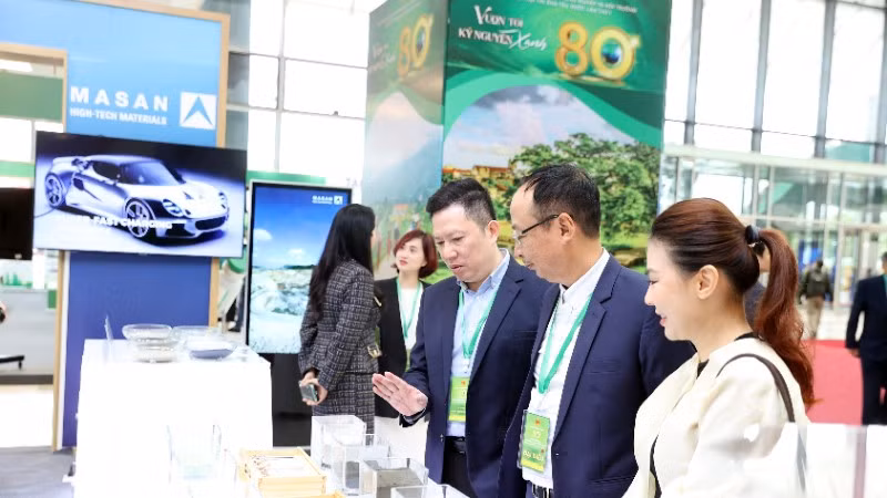 Đại biểu tham quan gian trưng bày của Masan High-Tech Materials
