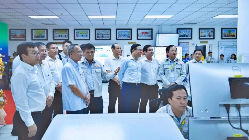 Lãnh đạo Petrovietnam nghe giới thiệu về quy trình vận hành nhà máy thông minh - Nhà máy Đạm Cà Mau.