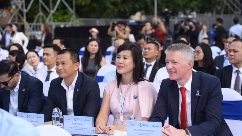 Đại diện Prudential Việt Nam tham dự sự kiện có ông Conor M. O’Neill – Phó Tổng Giám đốc Tài chính, bà Lê Hương Ly – Phó Tổng Giám đốc Pháp lý, Truyền thông & Đối ngoại, cùng ông Phùng Bá Khang – Phó Tổng Giám đốc Khách hàng, Tiếp thị và Sản phẩm.