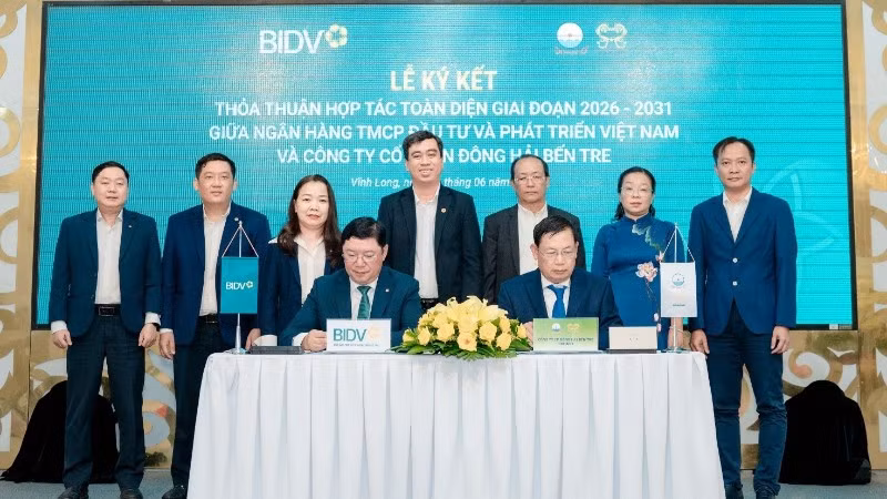 Phó Tổng Giám đốc BIDV Đoàn Việt Nam và Tổng Giám đốc DOHACO Lê Bá Phương đại diện hai đơn vị ký kết thỏa thuận