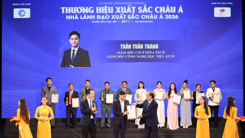 Giảng viên Trần Tuấn Thành nhận giải Nhà lãnh đạo xuất sắc châu Á.