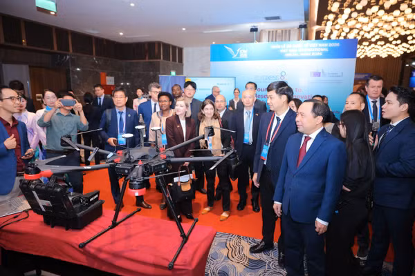 Bộ trưởng Khoa học và Công nghệ Vũ Hải Quân cùng các đại biểu tham quan Triển lãm các sản phẩm, giải pháp công nghệ chiến lược tiêu biểu, trong khuôn khổ Tuần lễ Số quốc tế Việt Nam 2026. (Ảnh: Bộ Khoa học và Công nghệ)