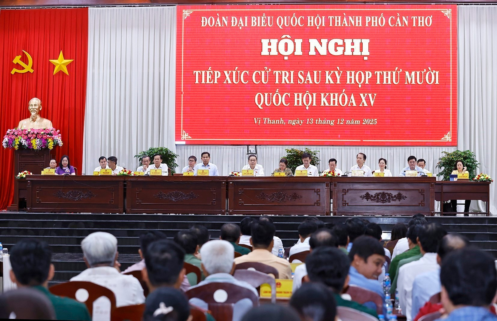 vna-potal-chu-tich-quoc-hoi-tran-thanh-man-tiep-xuc-cu-tri-sau-ky-hop-thu-10-tai-thanh-pho-can-tho-8469250.jpg