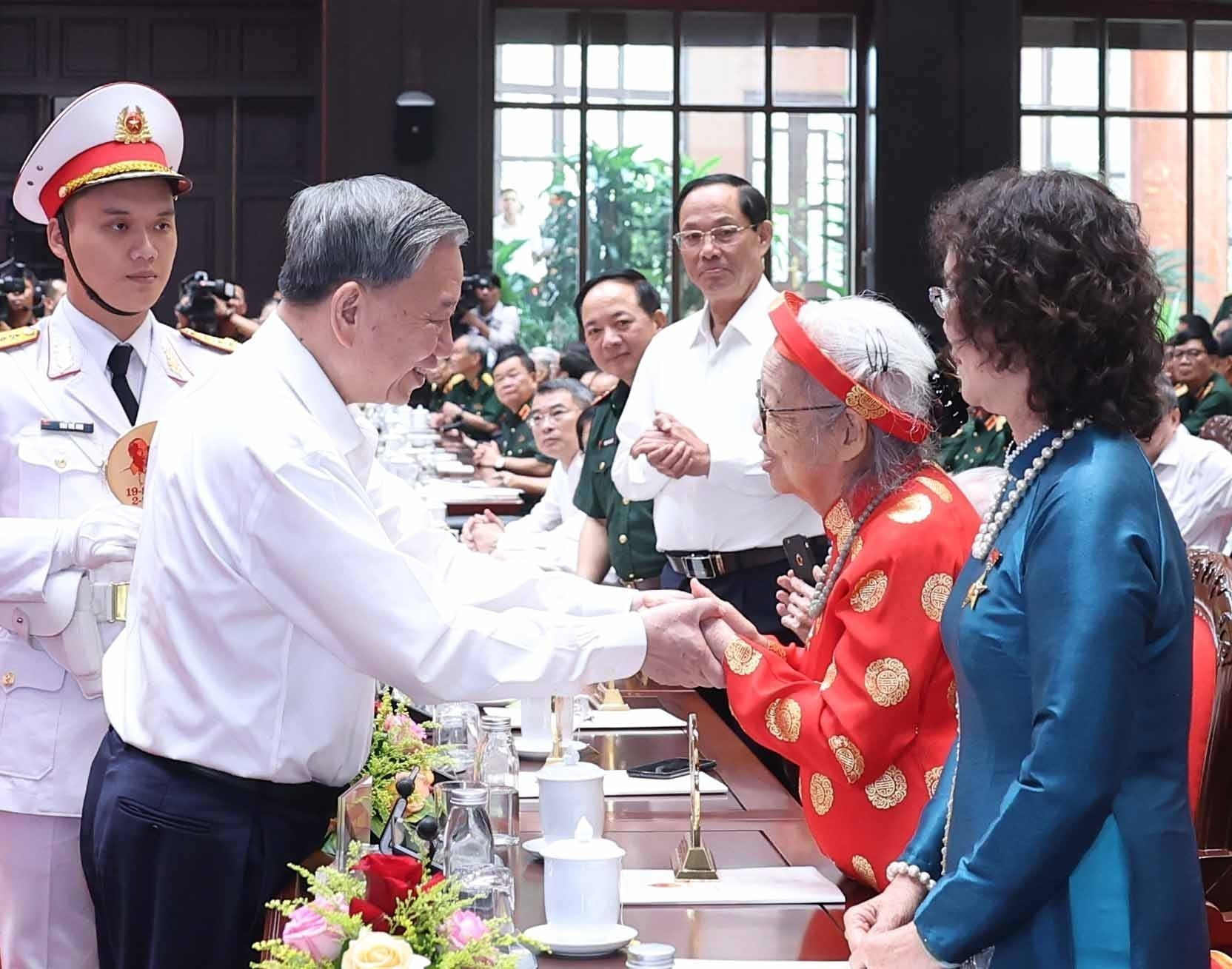 Tổng Bí thư Tô Lâm và các đại biểu. vna-potal-tong-bi-thu-to-lam-gap-mat-dai-bieu-co-cong-voi-voi-cach-mang-8182336.jpg