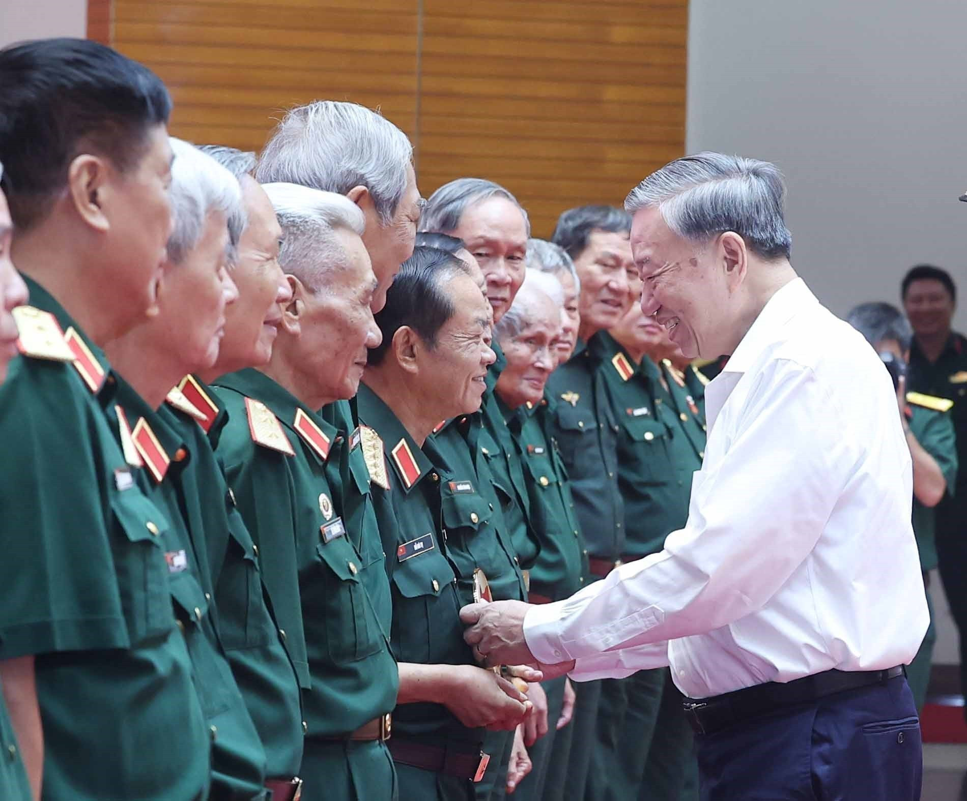 Tổng Bí thư Tô Lâm với các tướng lĩnh, Anh hùng lực lượng vũ trang nhân dân. vna-potal-tong-bi-thu-to-lam-gap-mat-dai-bieu-co-cong-voi-voi-cach-mang-8182296.jpg