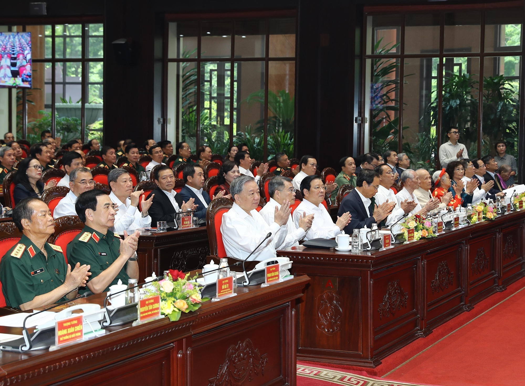 Tổng Bí thư Tô Lâm và các đại biểu dự buổi gặp mặt. vna-potal-tong-bi-thu-to-lam-gap-mat-dai-bieu-co-cong-voi-voi-cach-mang-8182395.jpg