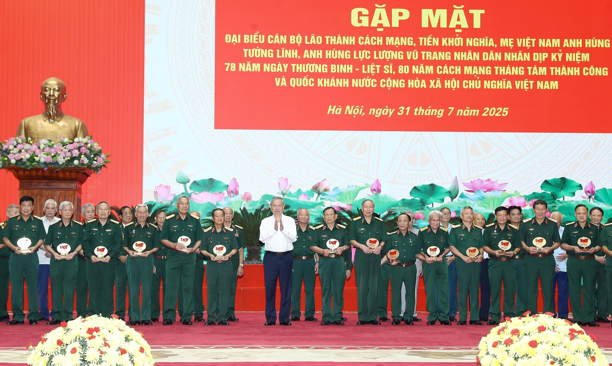 Tổng Bí thư Tô Lâm tặng quà cho các tướng lĩnh, Anh hùng lực lượng vũ trang nhân dân. vna-potal-tong-bi-thu-to-lam-gap-mat-dai-bieu-co-cong-voi-voi-cach-mang-8182398.jpg