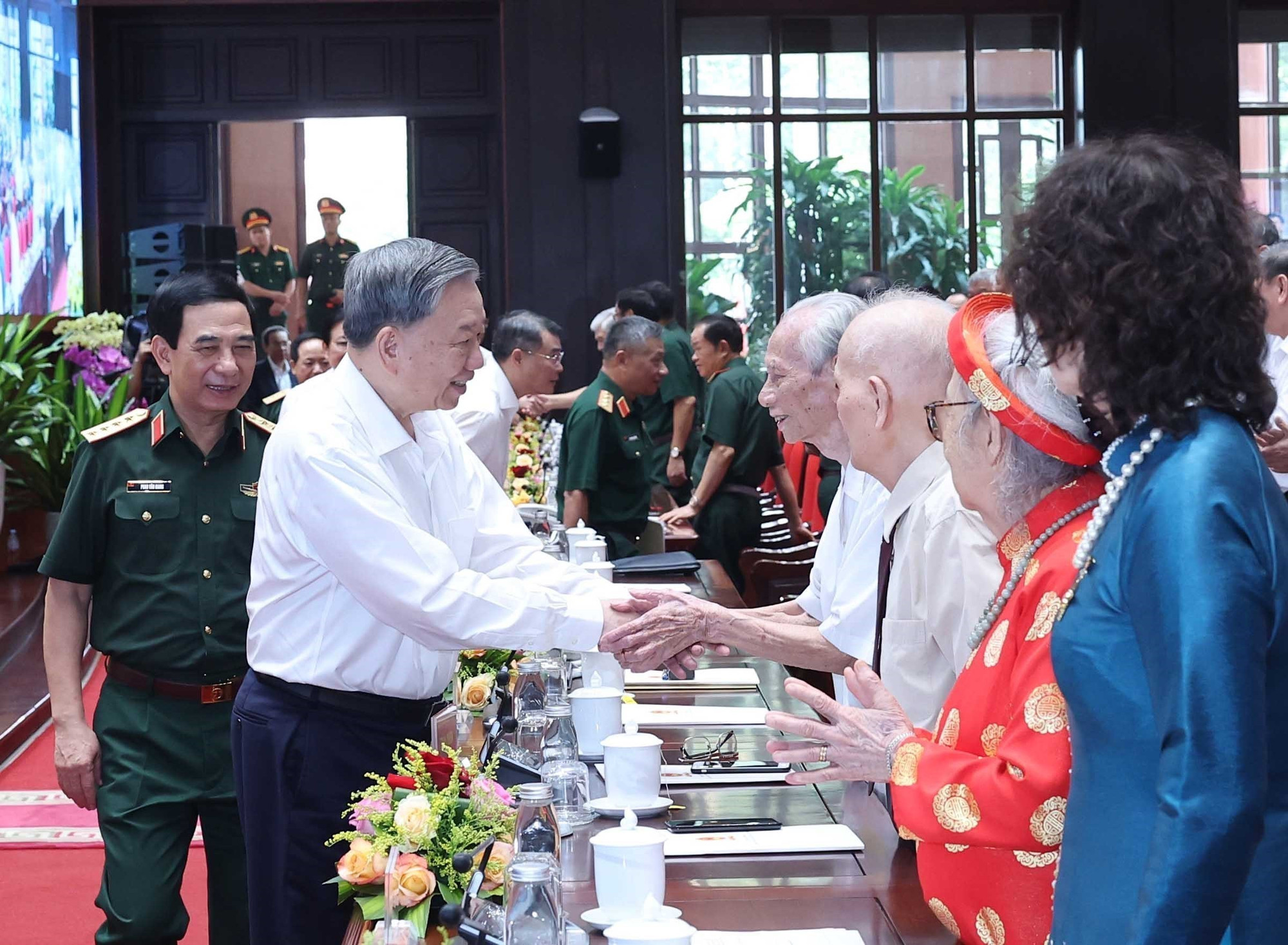 Tổng Bí thư Tô Lâm và các đại biểu. (Ảnh: TTXVN) vna-potal-tong-bi-thu-to-lam-gap-mat-dai-bieu-co-cong-voi-voi-cach-mang-8182320.jpg