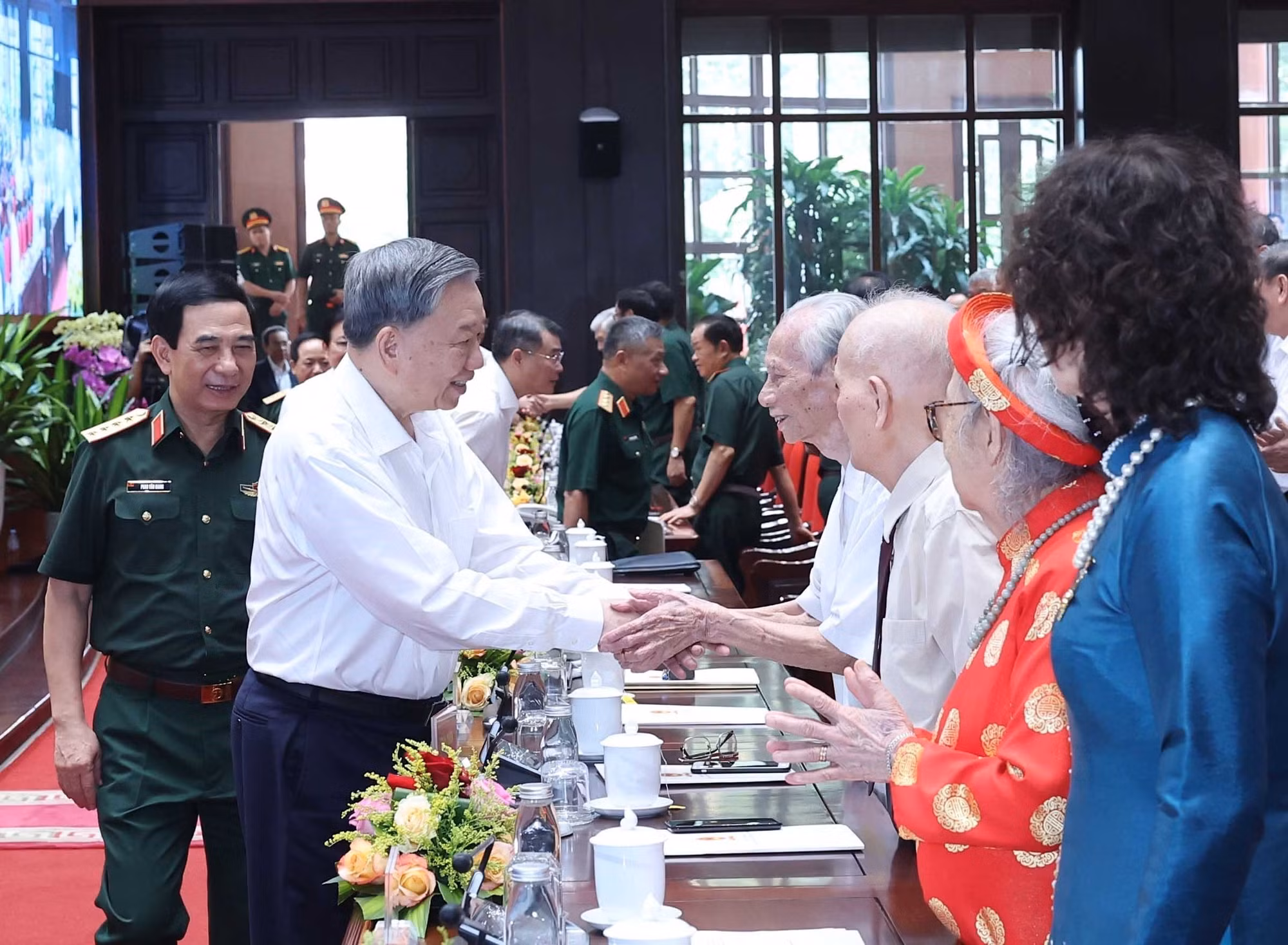 vna-potal-tong-bi-thu-to-lam-gap-mat-dai-bieu-co-cong-voi-voi-cach-mang-8182320.jpg