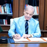 Thủ tướng Pakistan Shehbaz Sharif ký Biên bản ghi nhớ (MoU) với tư cách là người trung gian hòa giải trong thỏa thuận hòa bình giữa Mỹ và Iran, tại Islamabad, Pakistan. (Văn phòng Thủ tướng Pakistan/Ảnh cung cấp qua Tân Hoa Xã)