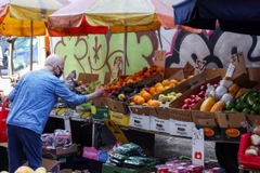 Người dân mua sắm tại một cửa hàng ở New York, Mỹ. (Ảnh: THX/TTXVN)