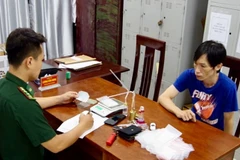 Bộ đội Biên phòng lấy lời khai ban đầu của đối tượng tàng trữ ma túy.