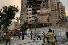 Tòa nhà tại Tehran, Iran bị hư hại sau cuộc không kích của Israel. (Ảnh minh họa: THX/TTXVN)