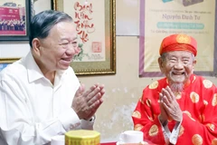 Tổng Bí thư Tô Lâm đến thăm, chúc Tết nhà nghiên cứu Nguyễn Đình Tư, 106 tuổi, người có nhiều công trình nghiên cứu về sử học, văn hóa có giá trị. (Ảnh: THỐNG NHẤT/TTXVN)