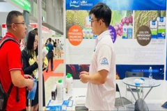 Khách tham quan triển lãm. 